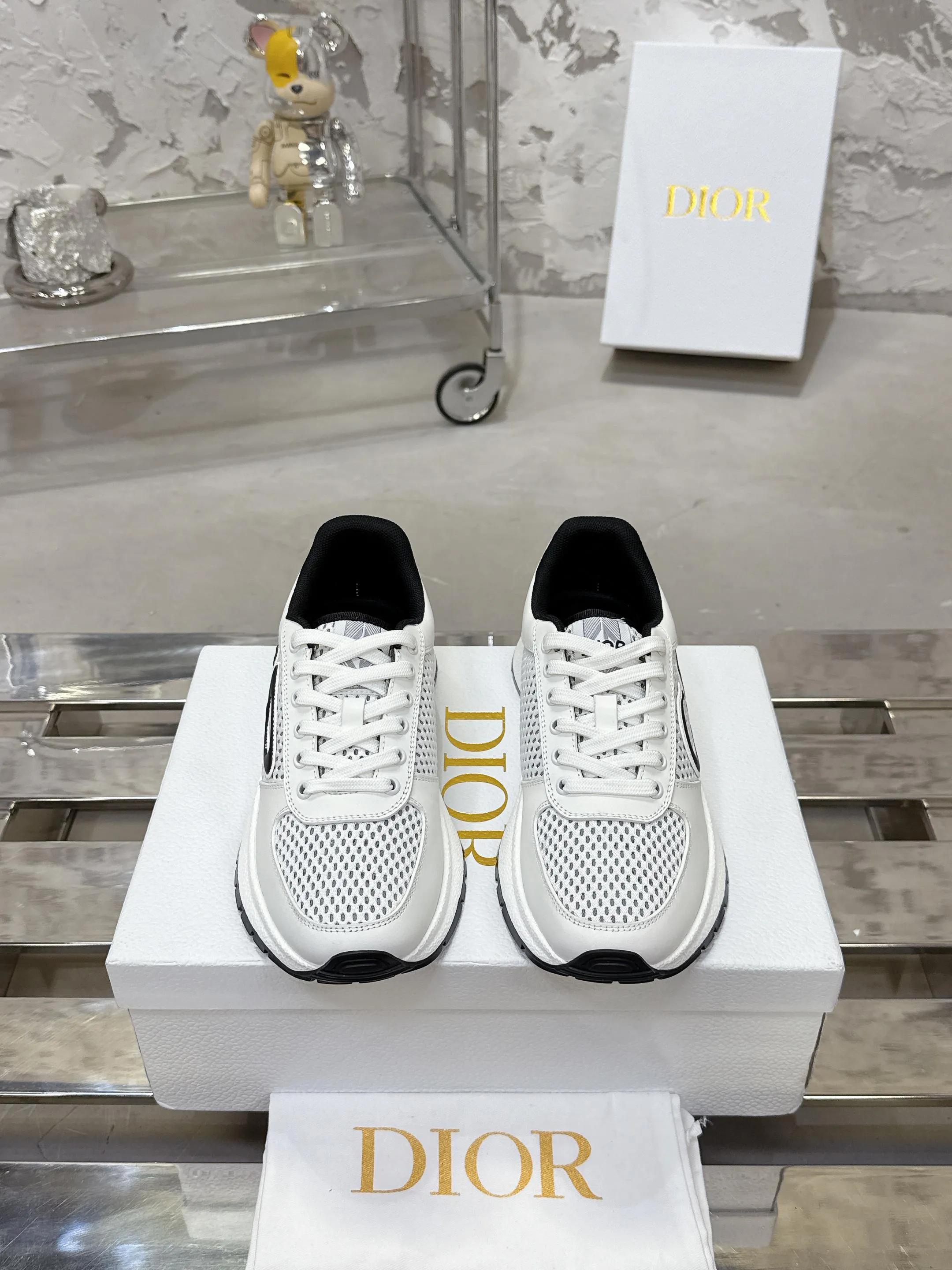 [Dior Dior] P: 640💰Couple model Size: Female: 35-40 (customized at 41), male 39-44. (customized at 45) 2025 Dior Dior autumn and winter new couple model, thick-soled casual sports shoes, originally purchased and developed to reinterpret the sports style with an elegant and fashionable shape. The upper is crafted from white mesh fabric and features the Christian Dior Paris signature on the laces and heel. The exquisite two-color sole is light and soft, which can add a high-end temperament to all kinds of casual looks. The delivery counter is exquisitely packaged🛍📦 ▪️Material: Original custom imported first-layer cowhide ▪️Inner lining: Imported soft sheepskin lining ▪️Sole: Original open-molded anti-slip rubber material ▪️Sole thickness: 4CM
